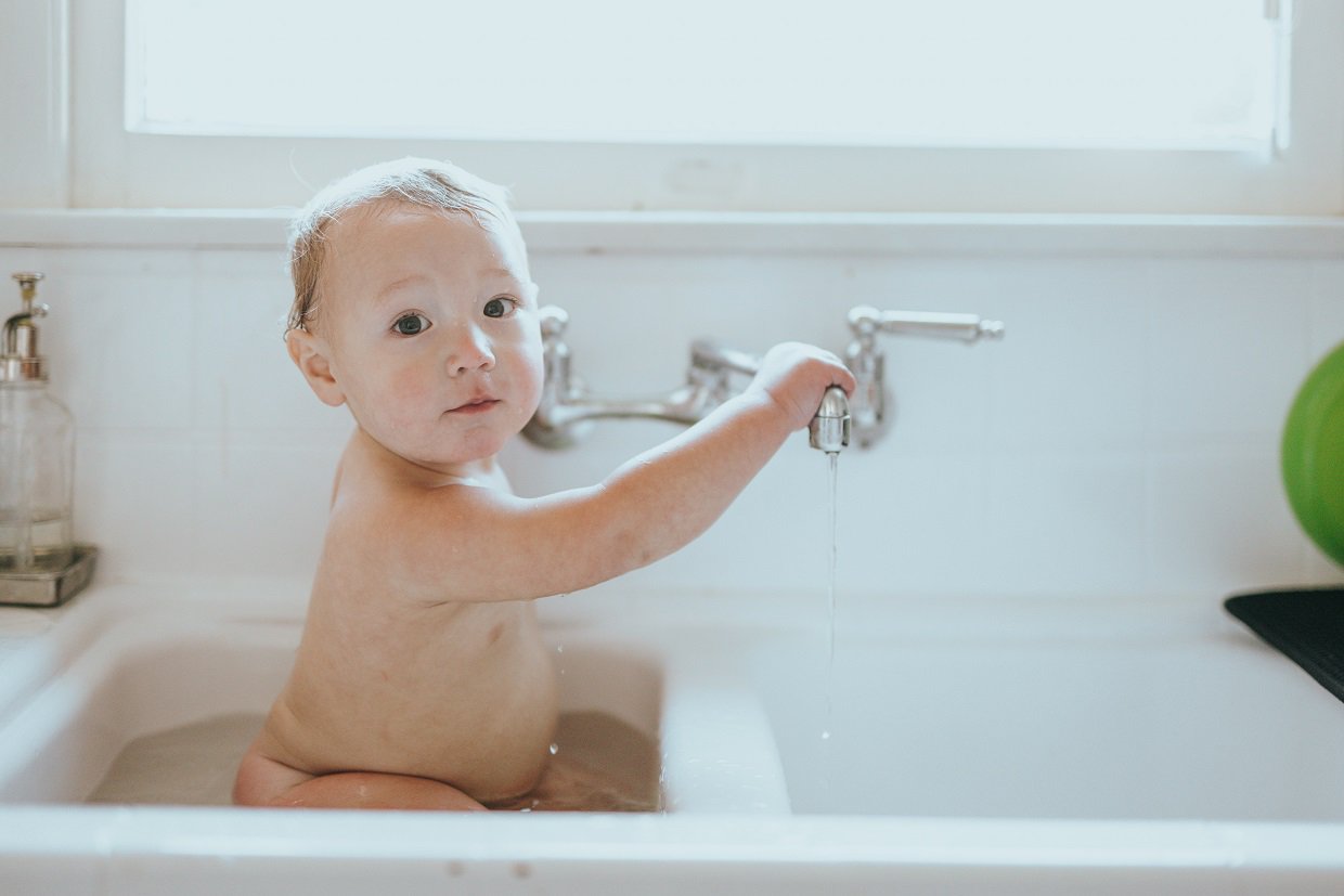 How to bathe a toddler in a small bathroom?